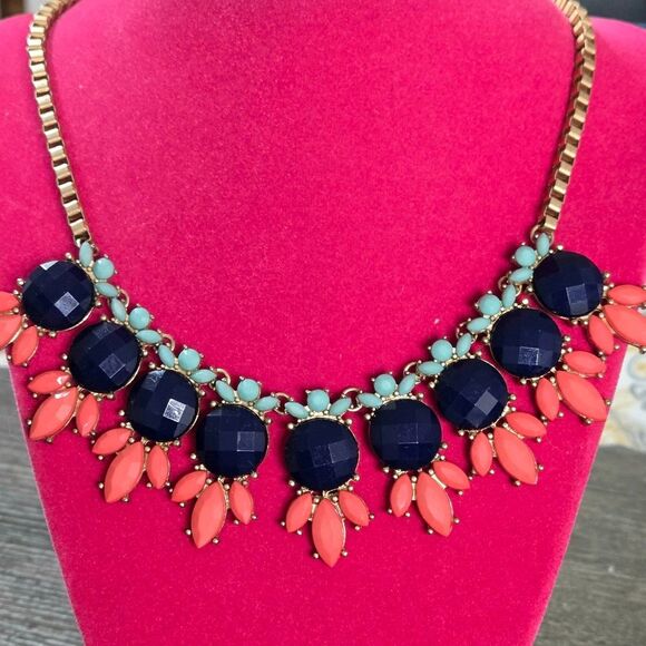NWOT! Beautiful Spring & Summer Statement Necklace - Picture 6 of 10